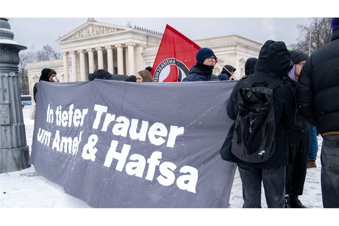 Nach Anschlag: Familie der Opfer gegen Instrumentalisierung Transparent auf einer Demonstration gegen die Instrumentalisierung des Anschlags.