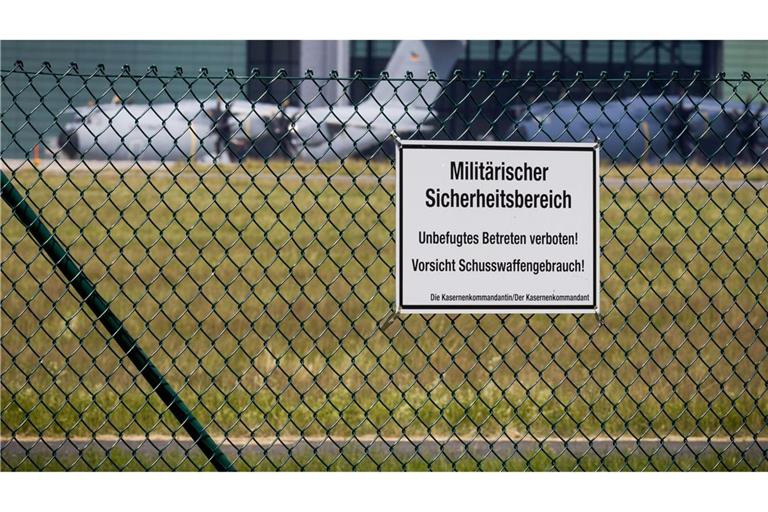 Transportflugzeuge vom Typ Airbus A400M stehen auf dem Fliegerhorst Wunstorf. Deutschland bietet Venezuela Unterstützung an.
