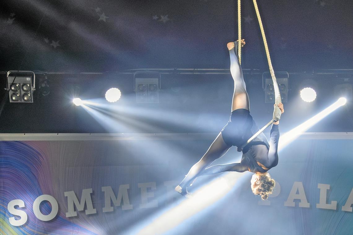 Manegenzauber beim Sommerpalast-Varieté in Murrhardt Trapezkünstlerin Laya Lia Yo schwebt grazil durch die Luft und verbiegt dabei ihren Körper. Fotos: Stefan Bossow