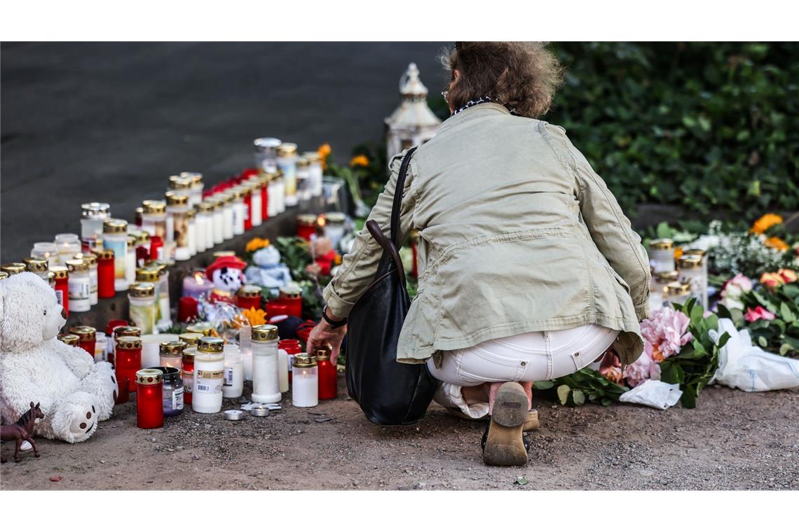 Trauer am Unfallort nach dem schweren Unfall mit zwei toten Kindern