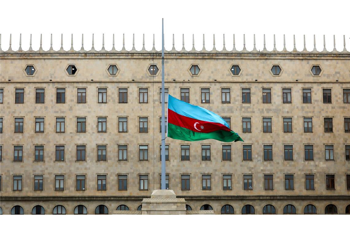 Baku geht von russischem Treffer auf Flugzeug aus Trauer in Aserbaidschan - hier war das abgestürzte Flugzeug gestartet.