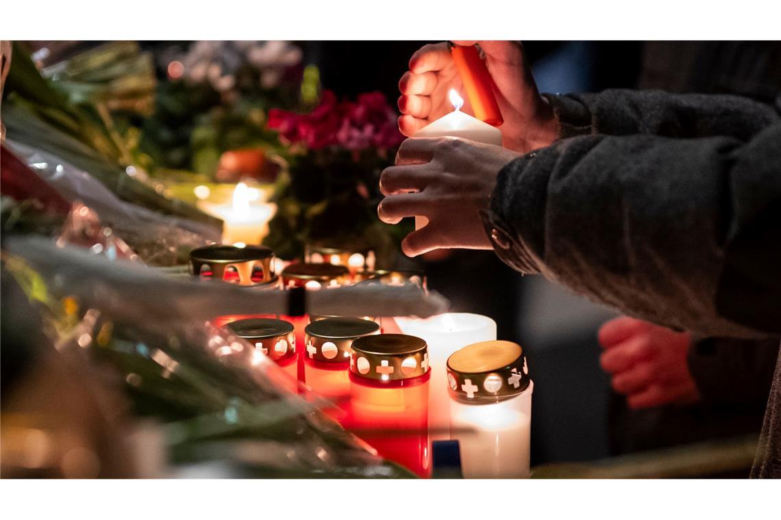 Trauer in Crans-Montana: Blumenmeer und Kerzen für Opfer des Silvesterbrandes