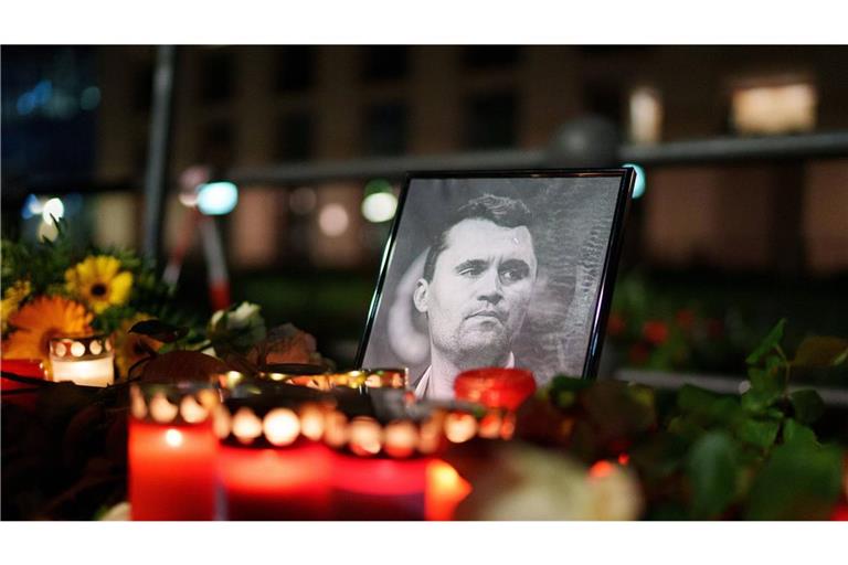 Trauer um den US-Aktivisten Charlie Kirk: Die Staatsanwaltschaft fordert die Todesstrafe für den mutmaßlichen Schützen.
