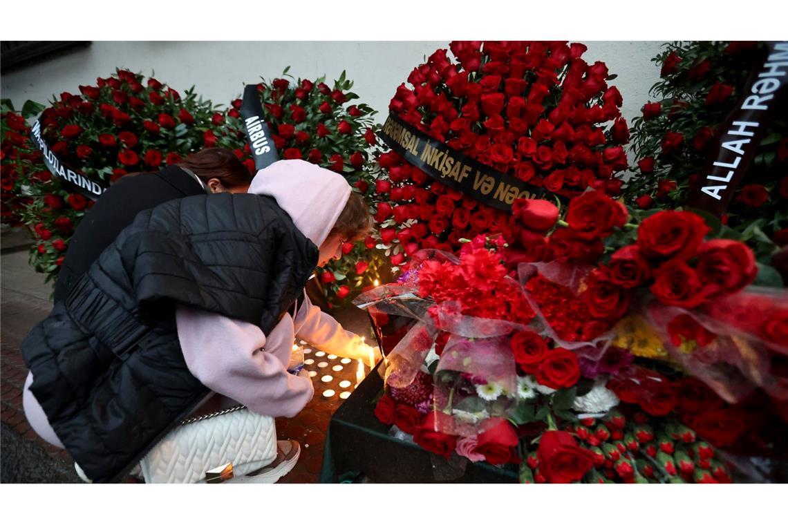 Nach Absturz: Aliyev fordert Schuldeingeständnis von Moskau Trauer um die Toten nach dem Absturz in Kasachstan.