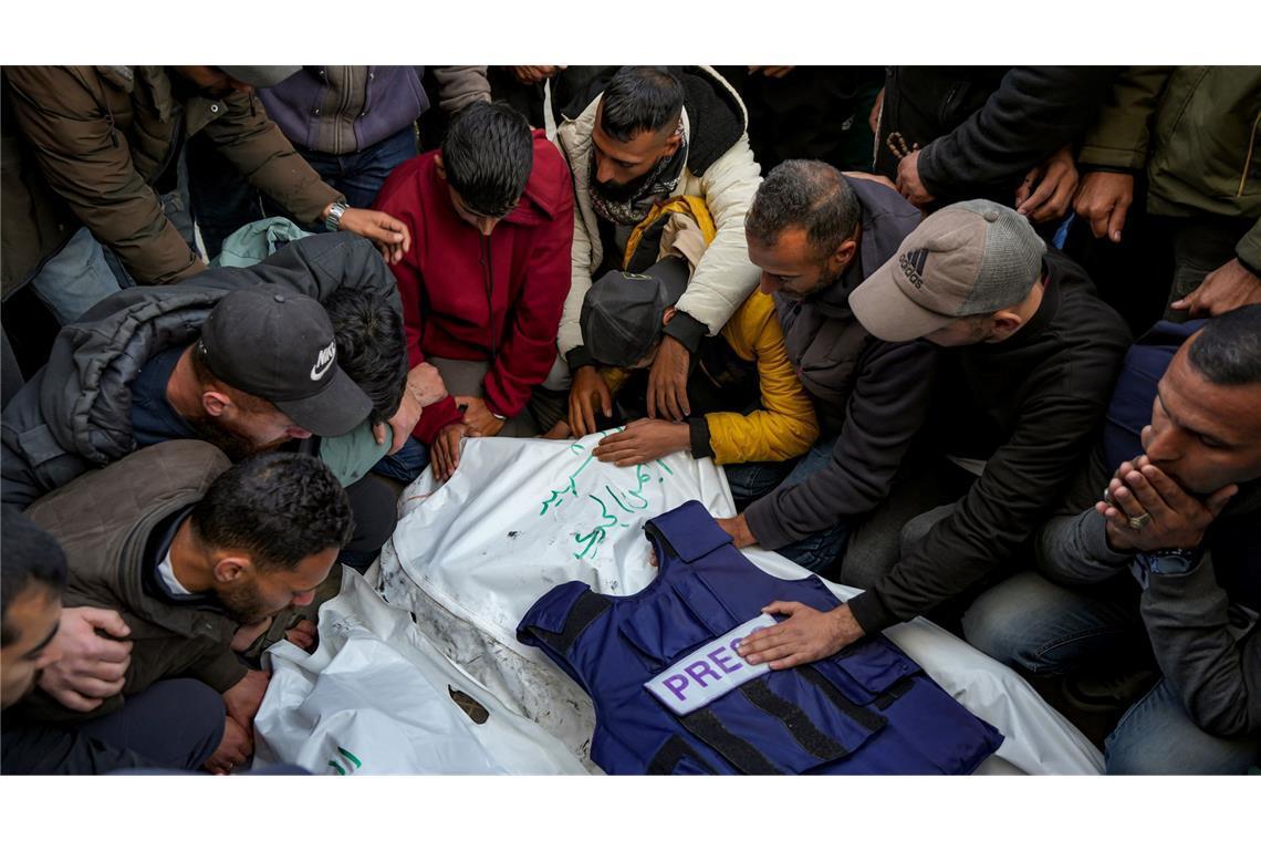 Bilder des Tages Trauer um fünf getötete palästinensische Journalisten nach Luftangriff in Gaza