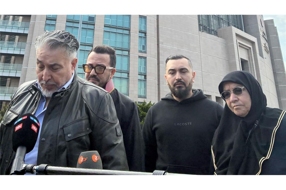 Trauer vor dem Gericht bei den Angehörigen der Hamburger Familie und deren Anwalt.