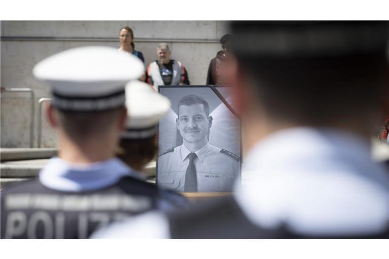 Trauerfeier für den am 31. Mai 2024 in Mannheim ermordeten Polizisten Rouven Laur auf dem Stuttgarter Rathausplatz: Angeklagter will zur Tat aussagen.