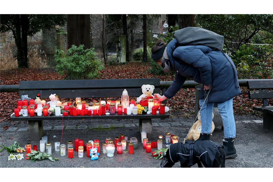 Messerangriff in Aschaffenburg: Verdächtiger in Psychiatrie Trauerkerzen nach der Gewalttat in Aschaffenburg.