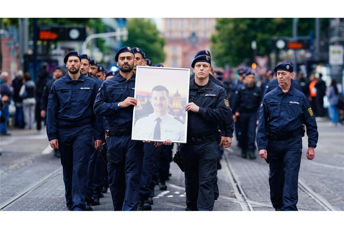 Prozess gegen mutmaßlichen Mörder von Rouven Laur - was wichtig wird Trauermarsch für den bei einer Messerattacke tödlich verletzten Polizisten Rouven Laur (Archivbild).