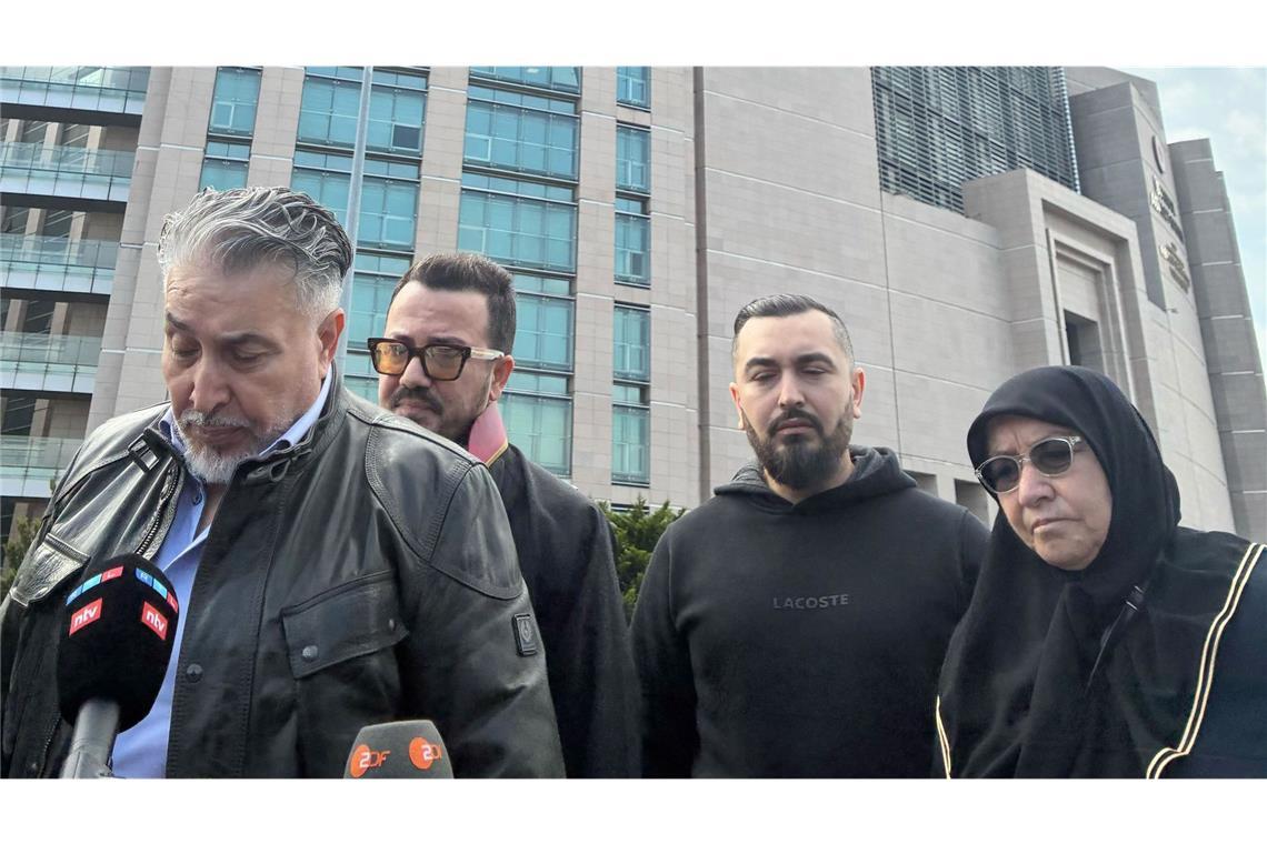 Trauernde Angehörige vor dem Prozess in Istanbul: die Eltern und der Bruder des toten Familienvaters  mit ihrem Anwalt (2.v.l.)