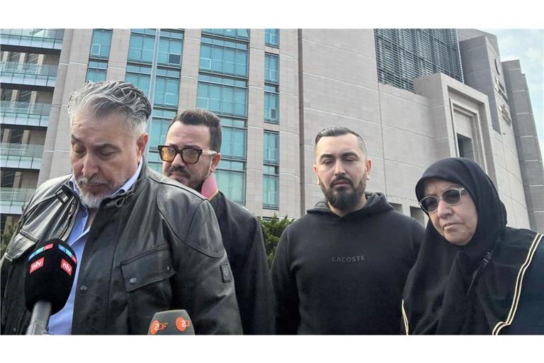 Trauernde Angehörige vor dem Prozess in Istanbul: die Eltern und der Bruder des toten Familienvaters  mit ihrem Anwalt (2.v.l.)