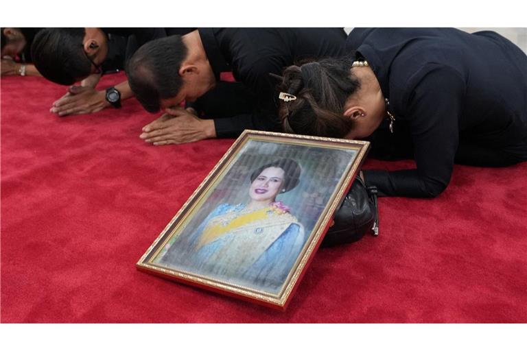 Bilder des Tages Trauernde beten in Bangkok mit einem Porträt der Königinmutter Sirikit.