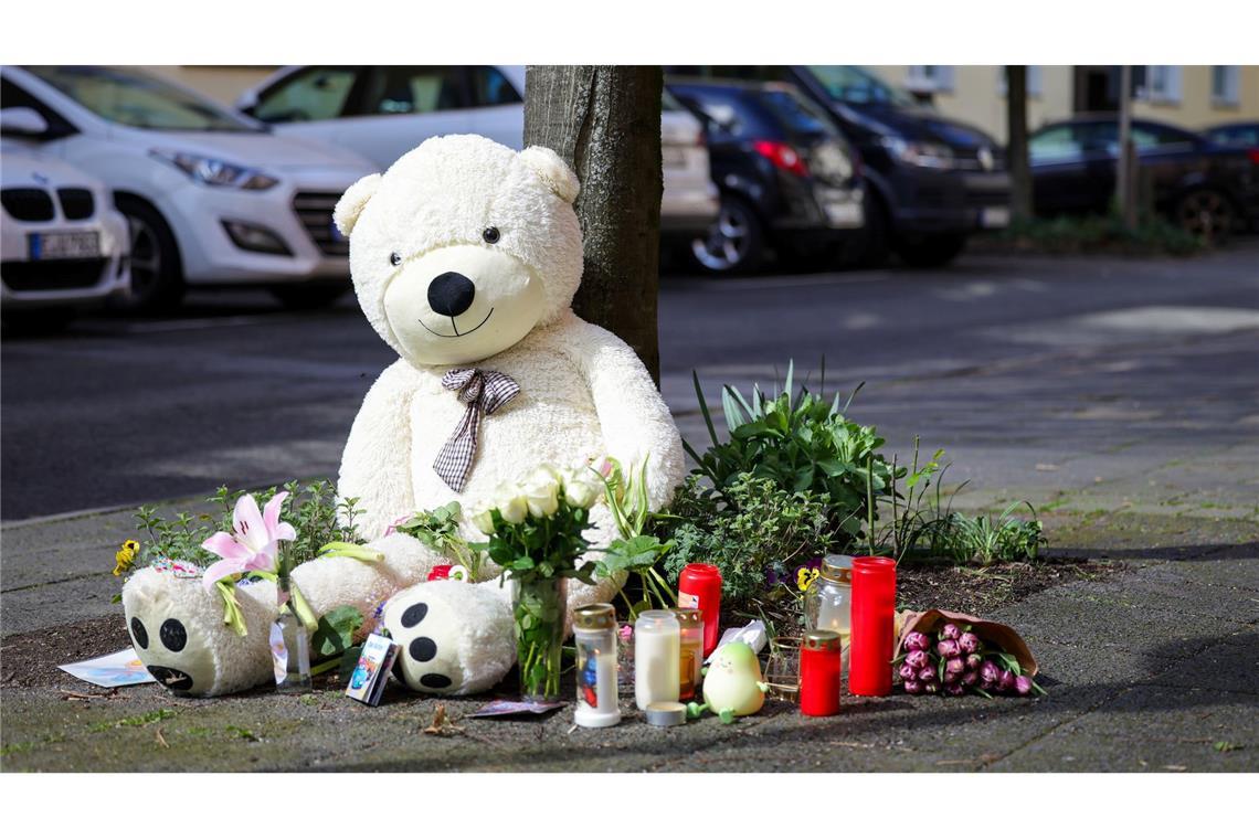 Trauernde gedachten am Sonntag in Witten der Opfer.