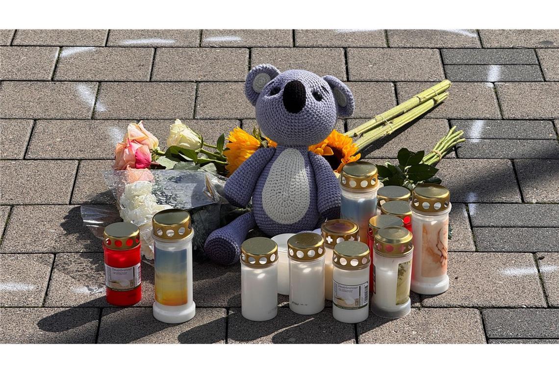 Trauernde haben Kerzen und einen Teddy am Tatort niedergelegt.