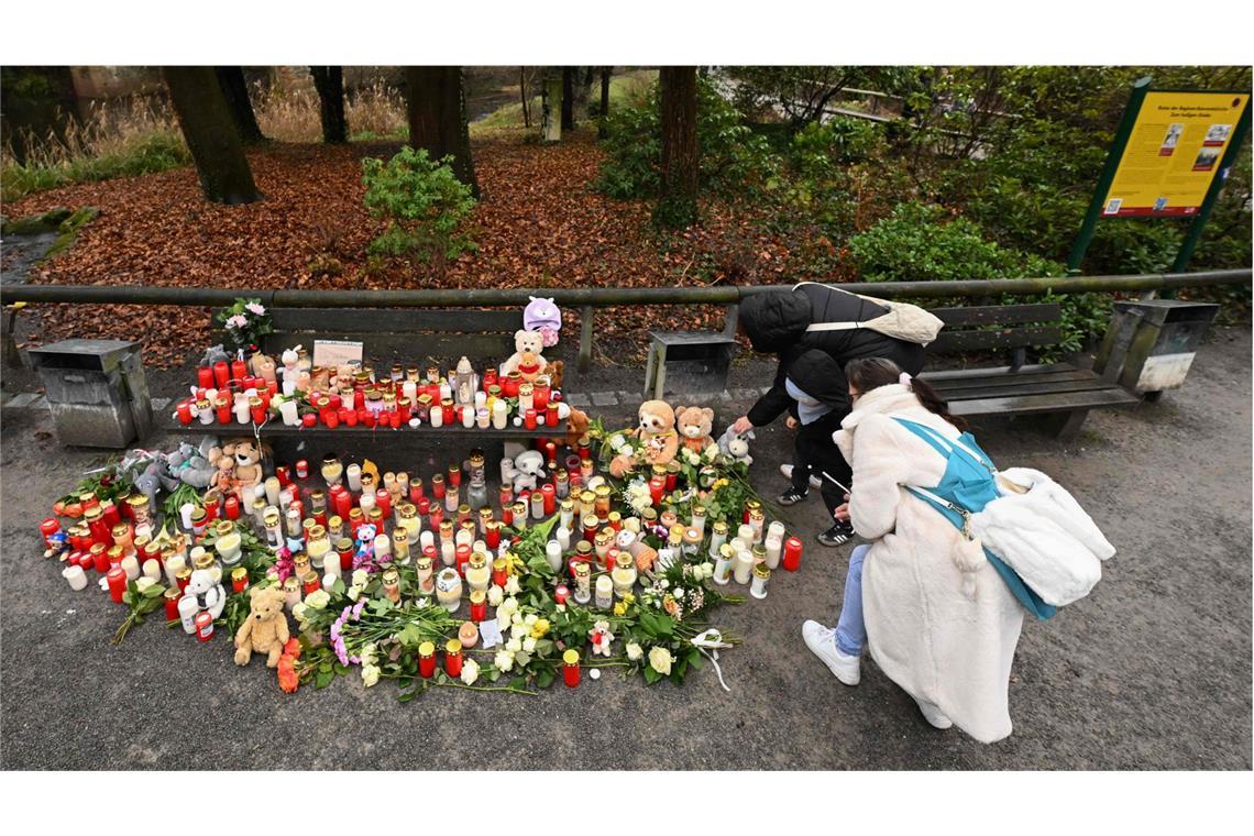 Ein schwacher Staat verspielt Vertrauen Trauernde in Aschaffenburg: Die Stadt steht nach der Messerattacke unter Schock.