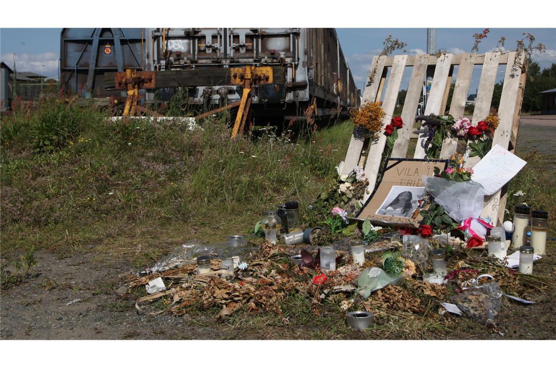 Zwei Mädchen wegen Mordes an 14-Jähriger schuldig gesprochen Trauernde legten am Tatort Kerzen, Blumen und Briefe nieder. (Archivbild)