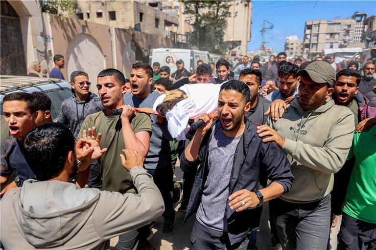 Trauernde tragen den Leichnam von Azzam Khalil al-Hayya, dem Sohn des Hamas‑Führers Khalil al-Hayya, der am Vortag bei einem israelischen Luftangriff getötet worden war, während der Beerdigung in Gaza-Stadt.