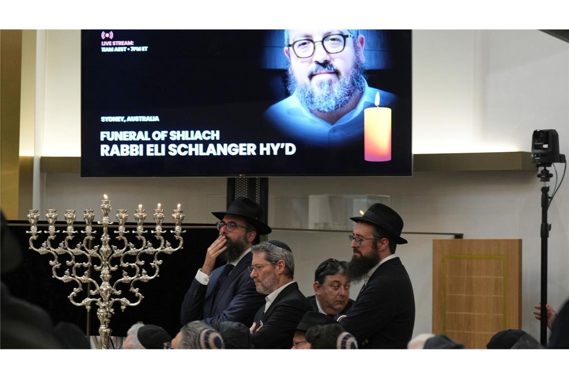 Trauernde versammeln sich in Sydney, Australien, in einer Synagoge zur Beerdigung von Rabbi Eli Schlanger, einem Opfer des Angriffs in Bondi Beach. (Foto aktuell)