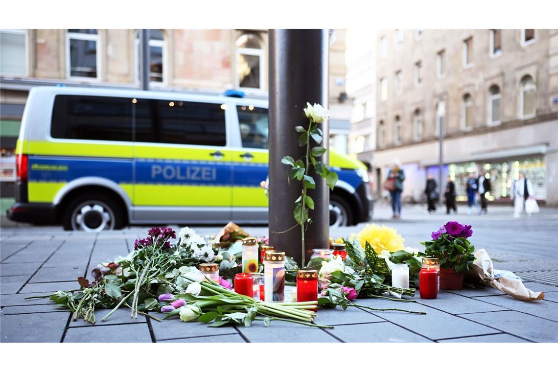 Rechtsextreme Vergangenheit des Todesfahrers? Das sagen die Ermittler Trauerstelle in der Mannheimer Fußgängerzone. Was trieb den Täter an?