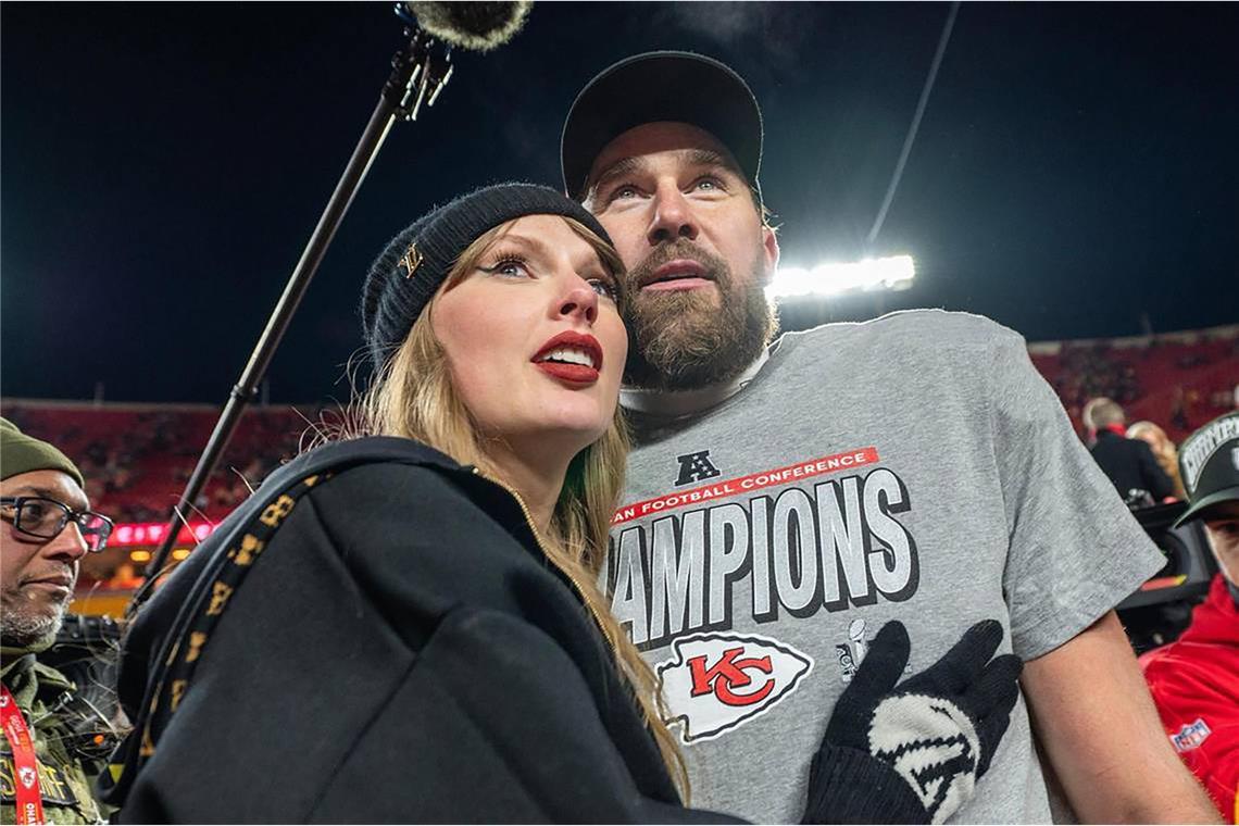Travis Kelce und Taylor Swift feiern den Sieg der Kansas City Chiefs über die Buffalo Bills am 26.01.2025 im Arrowhead Stadion in Kansas City.