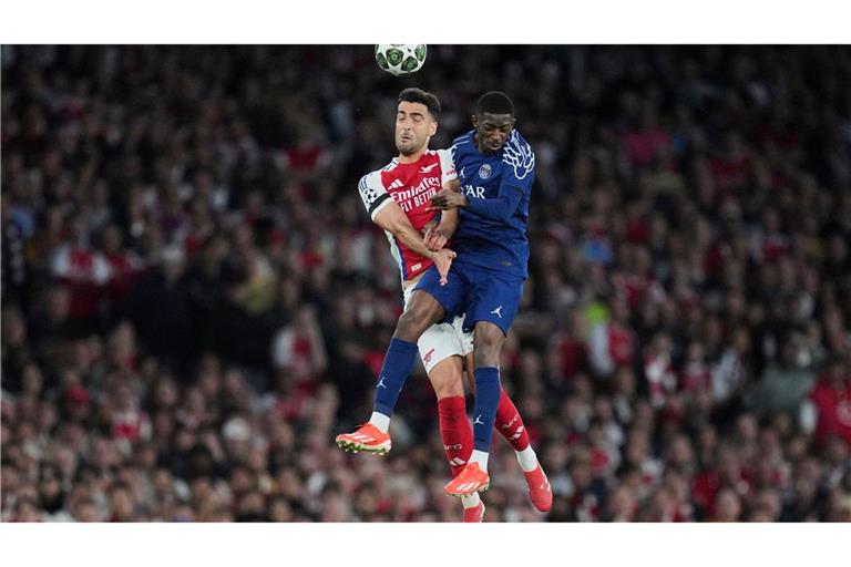 Treffen am Samstag erneut aufeinander: Arsenals Mikel Merino und Ousmane Dembele (r) von PSG. (Archivbild)