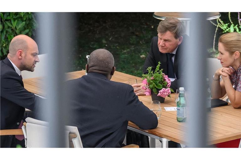 Treffen der europäischen Außenminister an einem Terrassentisch in den Büros des Honorarkonsuls der Bundesrepublik Deutschland in Genf.