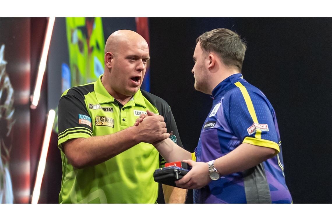 „Wird verdammt gut“: Traumfinale Littler gegen van Gerwen Treffen im Finale der Darts-WM aufeinander: Michael van Gerwen (links) und Luke Littler (Archivbild).