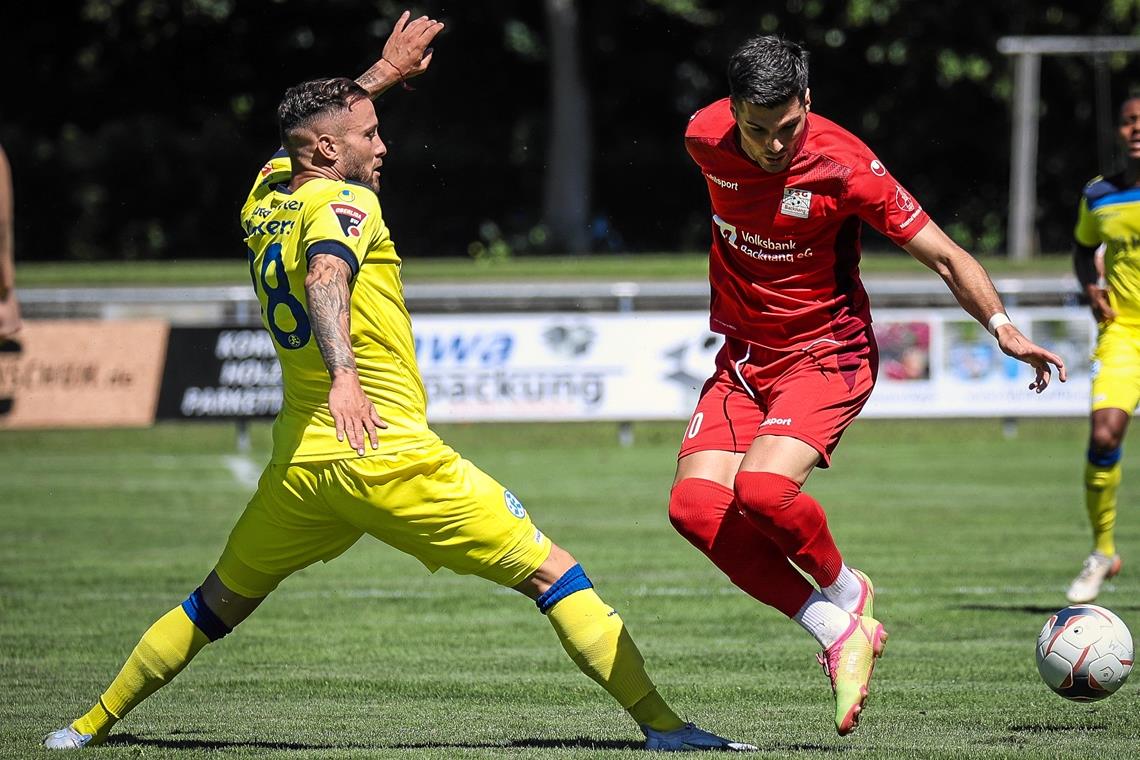 TSG Backnang gegen Stuttgarter Kickers: Das Heimspiel wird doch nicht verlegt Treffen nun doch wie von Anfang an geplant am Samstag 4. März, aufeinander: Kickers-Routinier Lukas Kiefer (links) und TSG-Offensivmann Mert Tasdelen. Die von der Bundespolizei gewünschte Spielverlegung ist vom Tisch. Foto: Alexander Becher