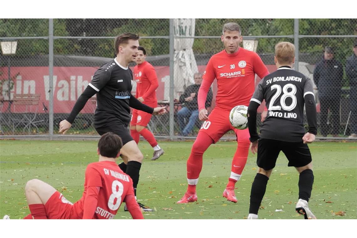 Treffersicherer Oldie: Maximilian Eisentraut (Zweiter von rechts) rettete dem SV Vaihingen im Kellerduell mit dem SV Bonlanden wenigstens einen Punkt.