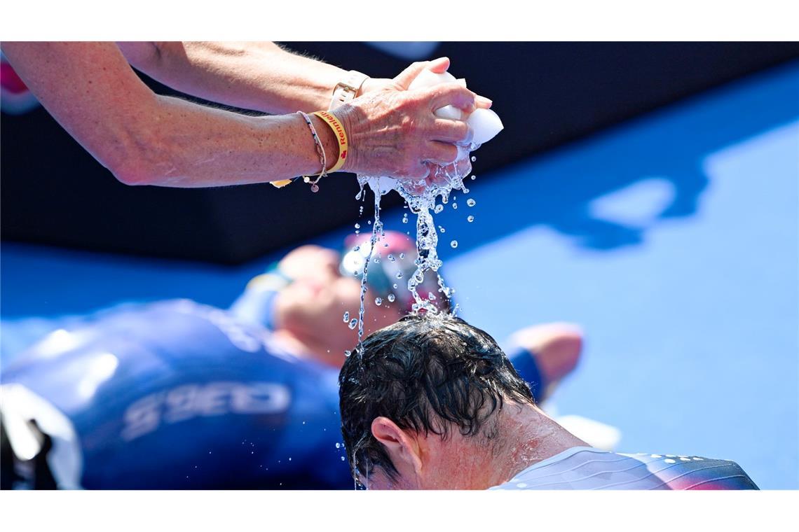 Triathlon-EM: Iden wird im Ziel mit Wasser gekühlt