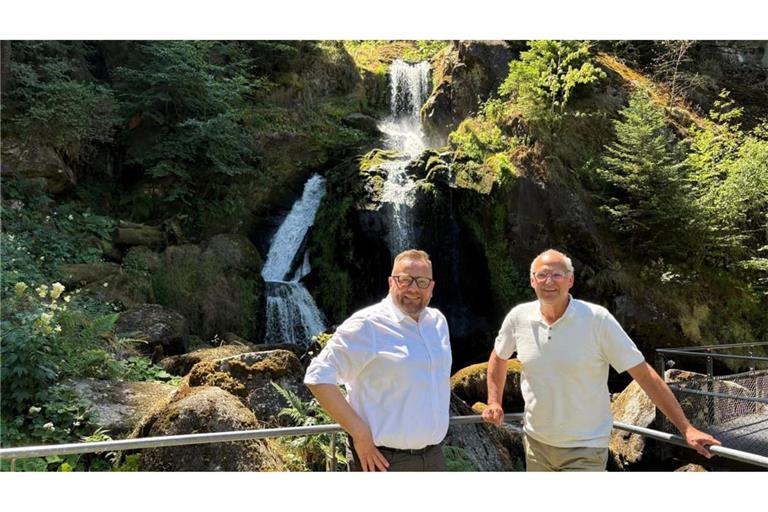 Tribergs Bürgermeister Sven Ketterer (links) und der Stadtmarketingchef Nikolaus Arnold vor den Triberger Wasserfällen. Beide kennen die Beschwerde des Besuchers und versichern: „Das war eine Ausnahme.“