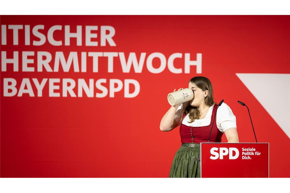 Bilder des Tages Trinken auf der Bühne - Bayern-SPD hält mit