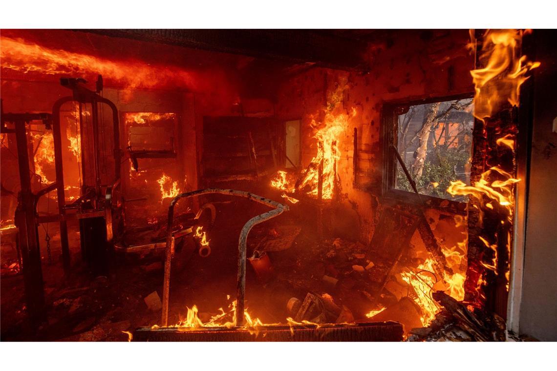 Inferno in Los Angeles – Schwere Brände an der US-Westküste Trockene Starkwinde treiben die Feuer schnell voran.