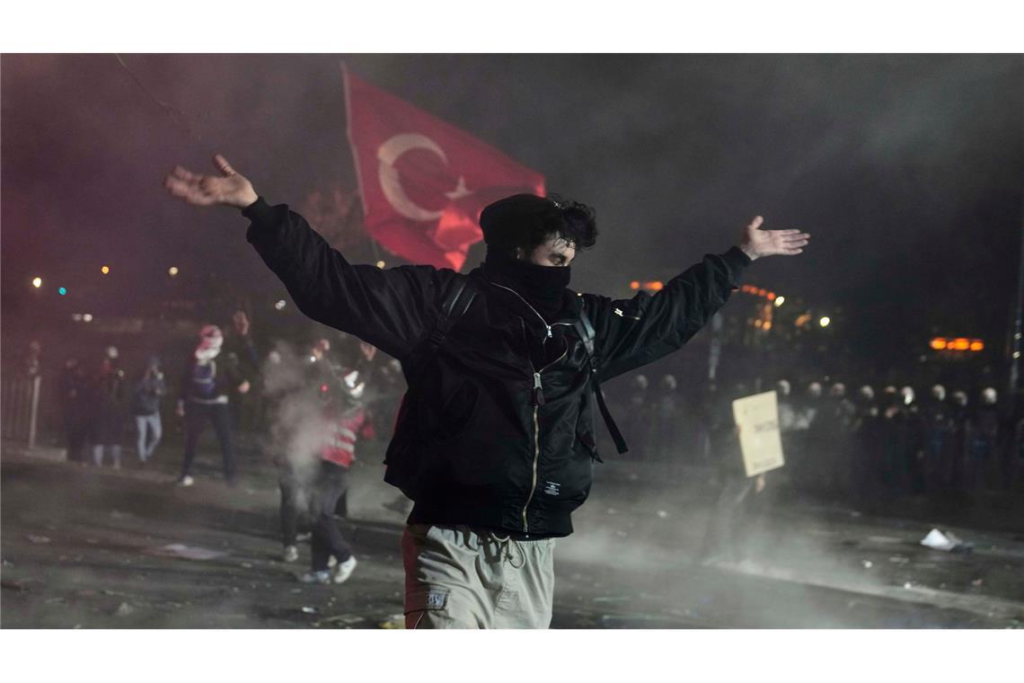 Mehrere Journalisten in der Türkei verhaftet Trotz Demonstrationsverbots protestierten die Menschen in Istanbul den sechsten Abend in Folge.