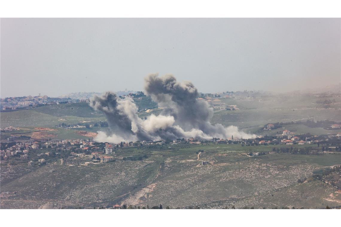 Trotz der Waffenruhe greift das israelische Militär weiterhin Stellungen der Hisbollah im Libanon an.
