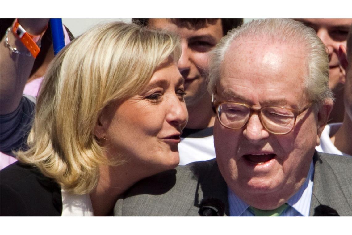 Jean-Marie Le Pen: Der "Teufel der Republik" ist tot Trotz der Zerwürfnisse näherten sich Marine und ihr Vater in den letzten Jahren wieder an. (Archivbild)