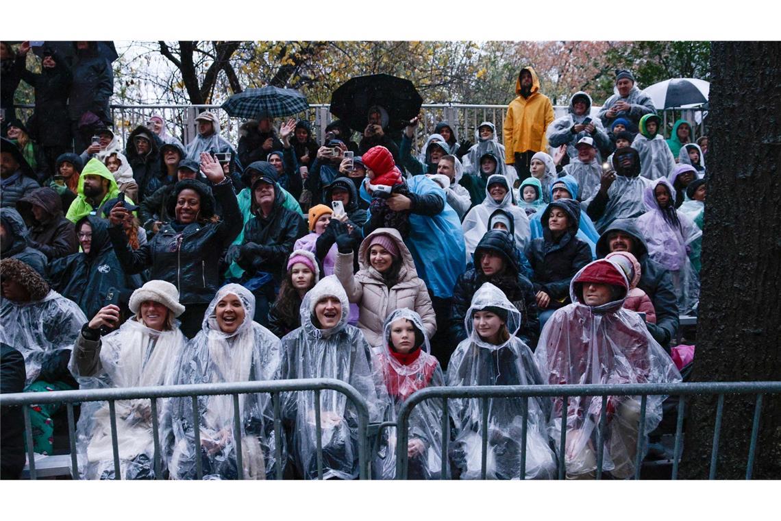 Ballons und Tanzgruppen in den Straßen New Yorks Trotz des Regens stehen viele Menschen an der Strecke der Thanksgiving Day Parade.