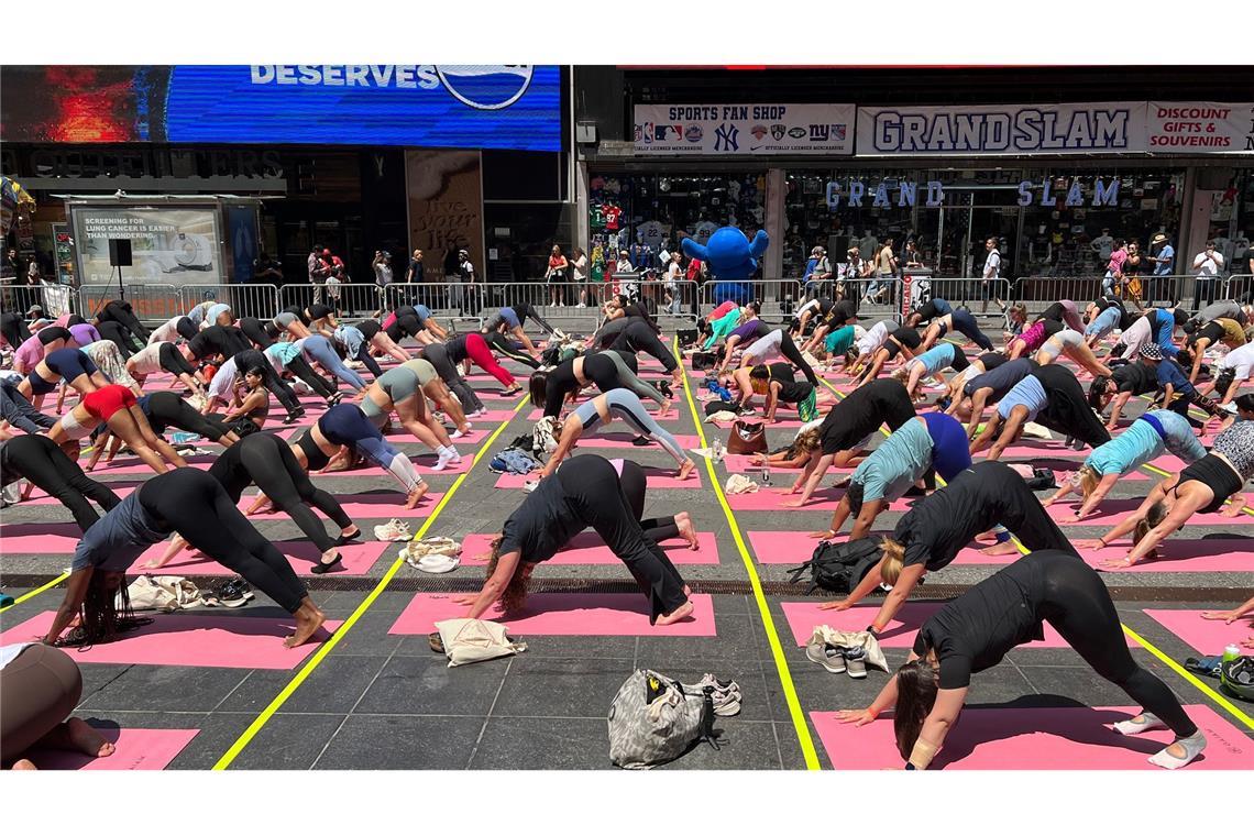 Trotz Hitzewelle: Massen-Yoga auf New Yorks Times Square Trotz Hitzewelle versammeln sich Hunderte für Yoga auf dem Times Square.