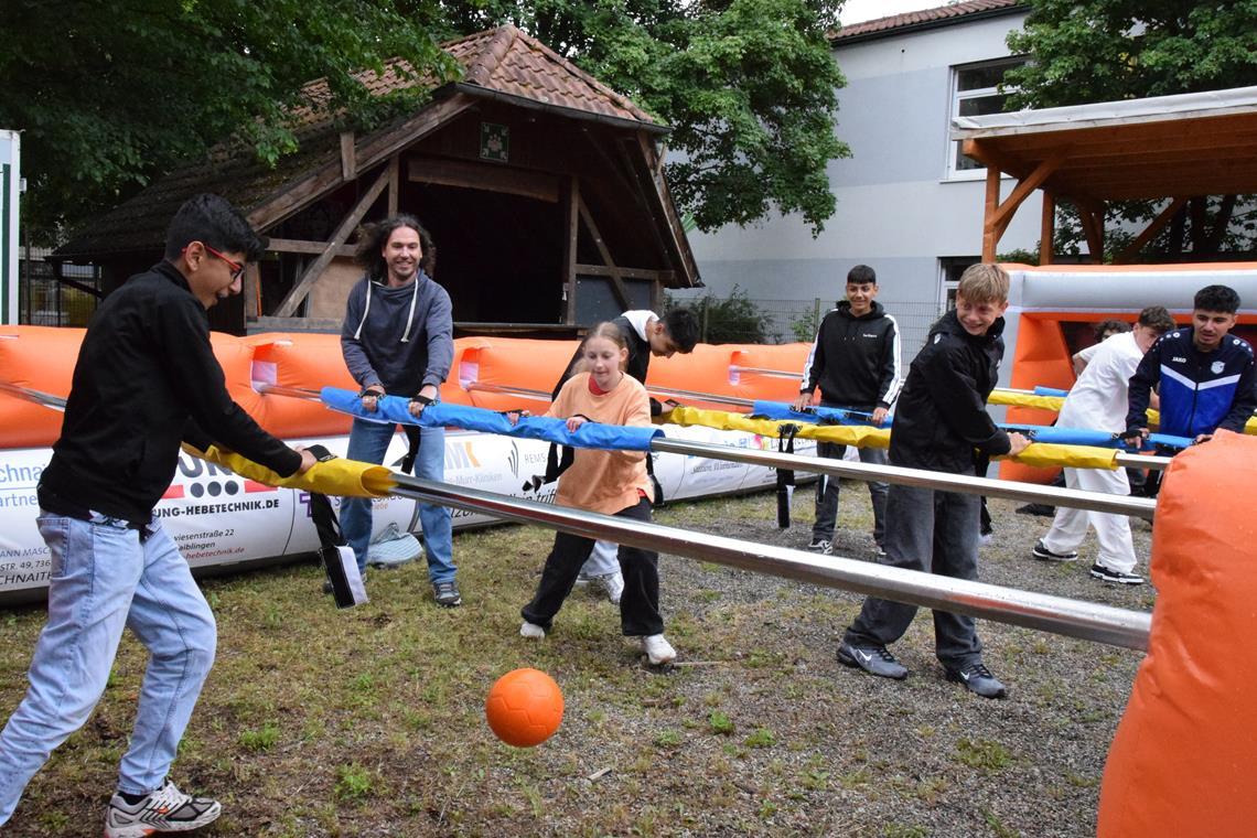 Trotz mäßigen Wetters haben viele Kinder und Jugendliche draußen Spaß beim „Menschenkicker“. Fotos: Elisabeth Klaper