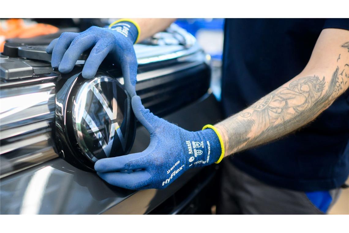 VW-Mitarbeiter erhalten Prämie noch einmal ungekürzt Trotz Sparkurs des Konzerns können sie in diesem Jahr noch einmal mit einem ungekürzten Bonus rechnen. (Archivbild)