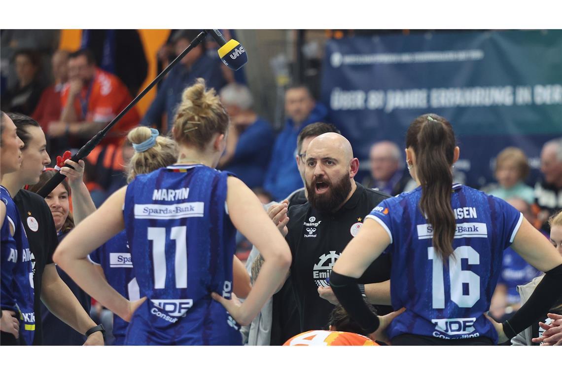 Trotz starker Moral verlieren die Stuttgarterinnen in der Türkei –  Coach Konstantin Bitter ist dennoch zufrieden.