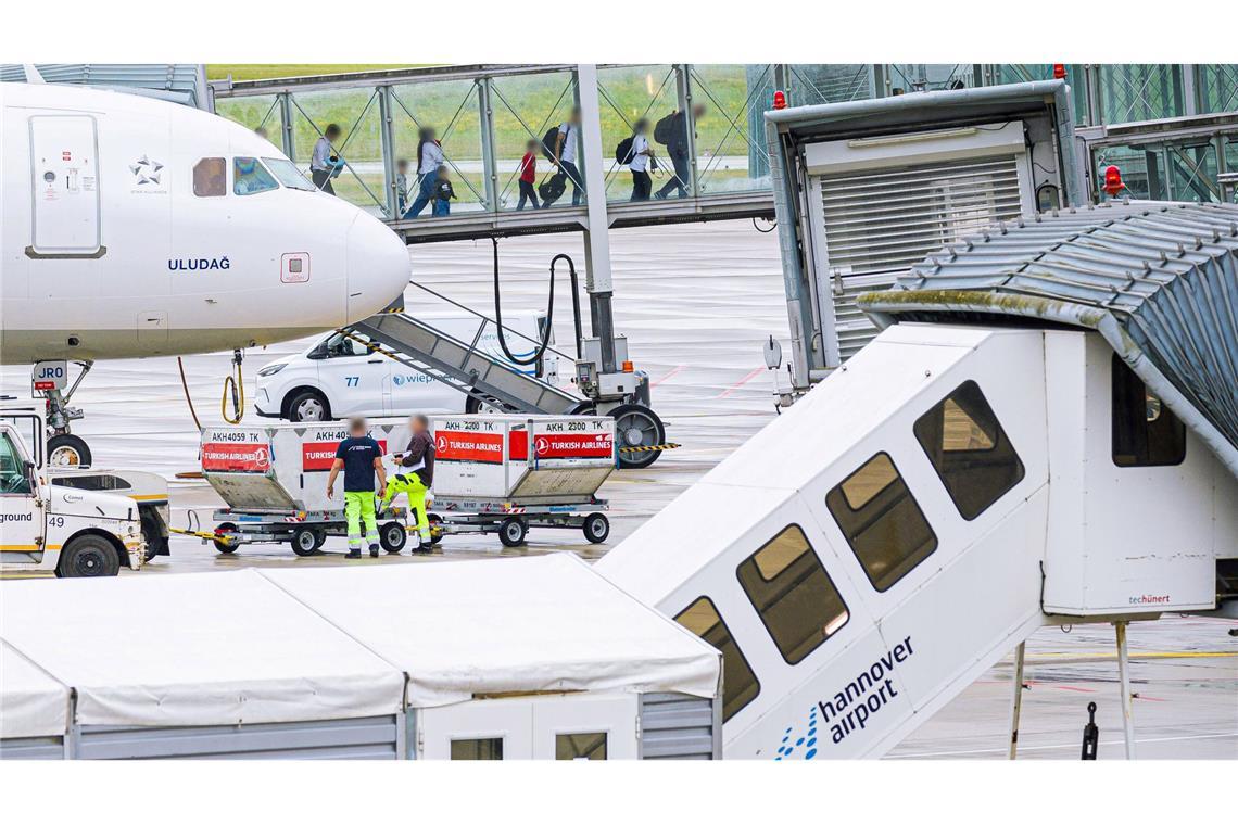 Trotz Stopp: Afghanische Familien reisen nach Klage ein Trotz Stopp des Aufnahmeprogramms durften erneut einige Afghanen nach Deutschland ausreisen.