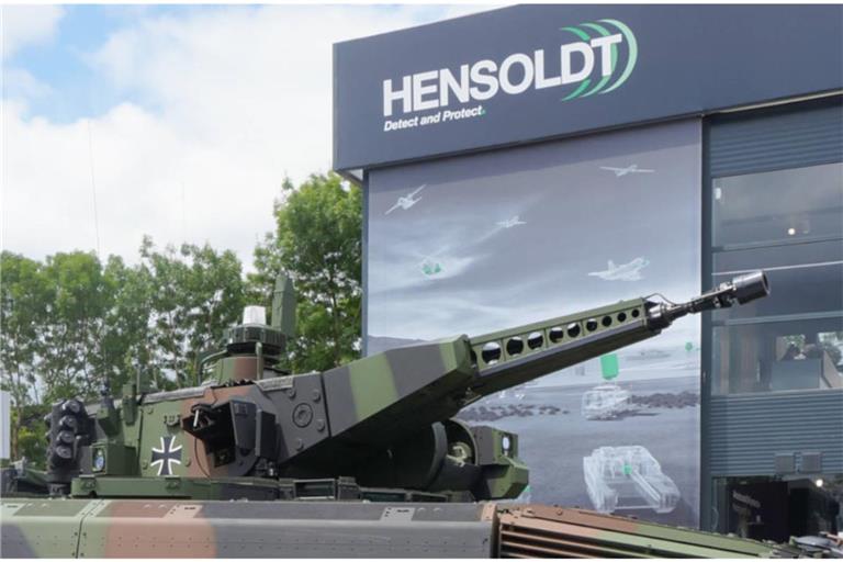 Trotz voller Auftragsbücher und neuer Technologien verliert die Hensoldt-Aktie an Wert. Warum Analysten skeptisch bleiben und was hinter dem Kursrückgang steckt.