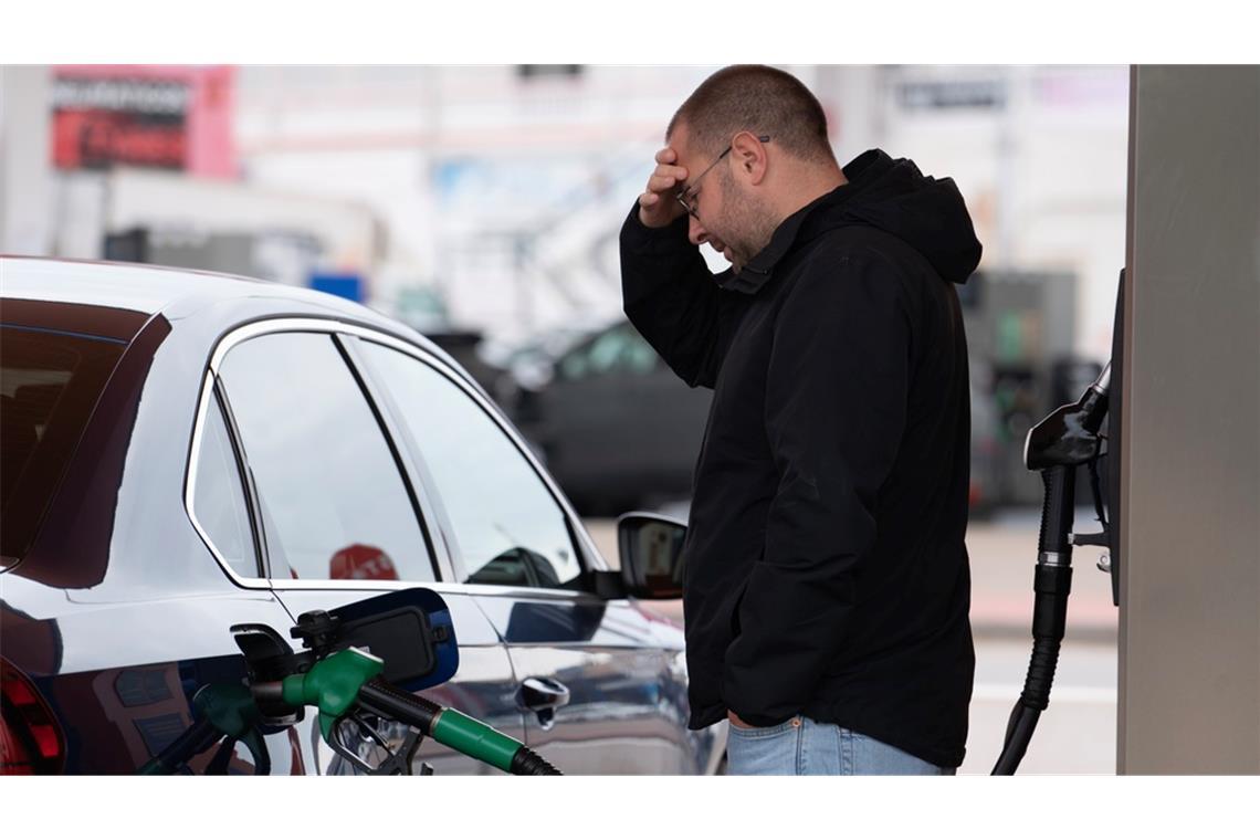 Trotz Waffenruhe wird der Sprit an den deutschen Tankstellen nicht günstiger. Aber was ist der Grund? Alles Wichtige hier im Überblick.