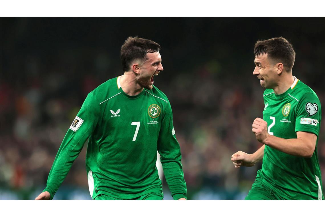 Troy Parrott (l) erzielte beide Tore für Irland.