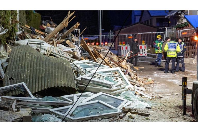 Trümmer liegen am Abend nach einer Explosion auf einem Haufen