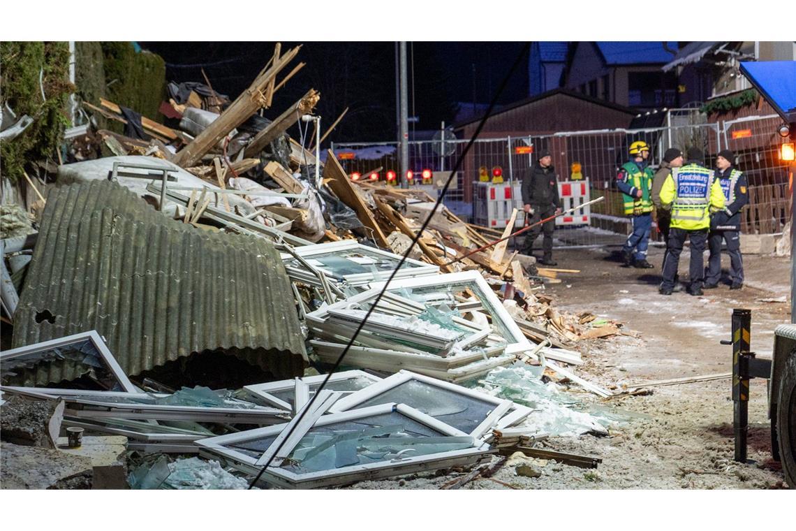 Trümmer liegen am Abend nach einer Explosion auf einem Haufen