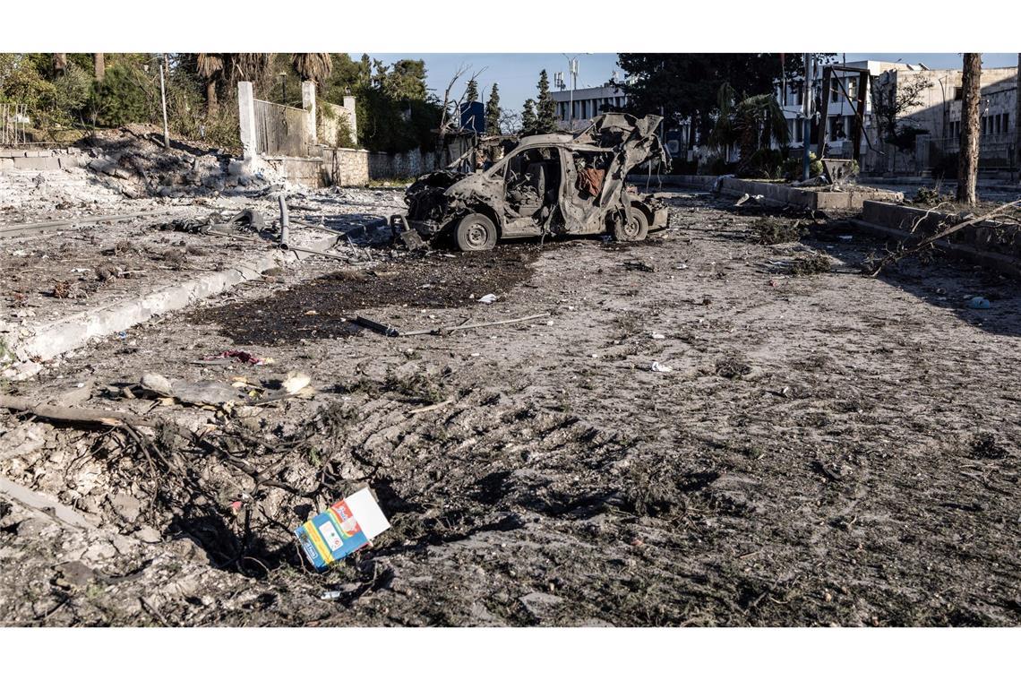 Westliche Staaten rufen zur Deeskalation in Syrien auf Trümmer und zerstörte Fahrzeuge vor einem Krankenhaus in Aleppo nach einem russischen Luftangriff.
