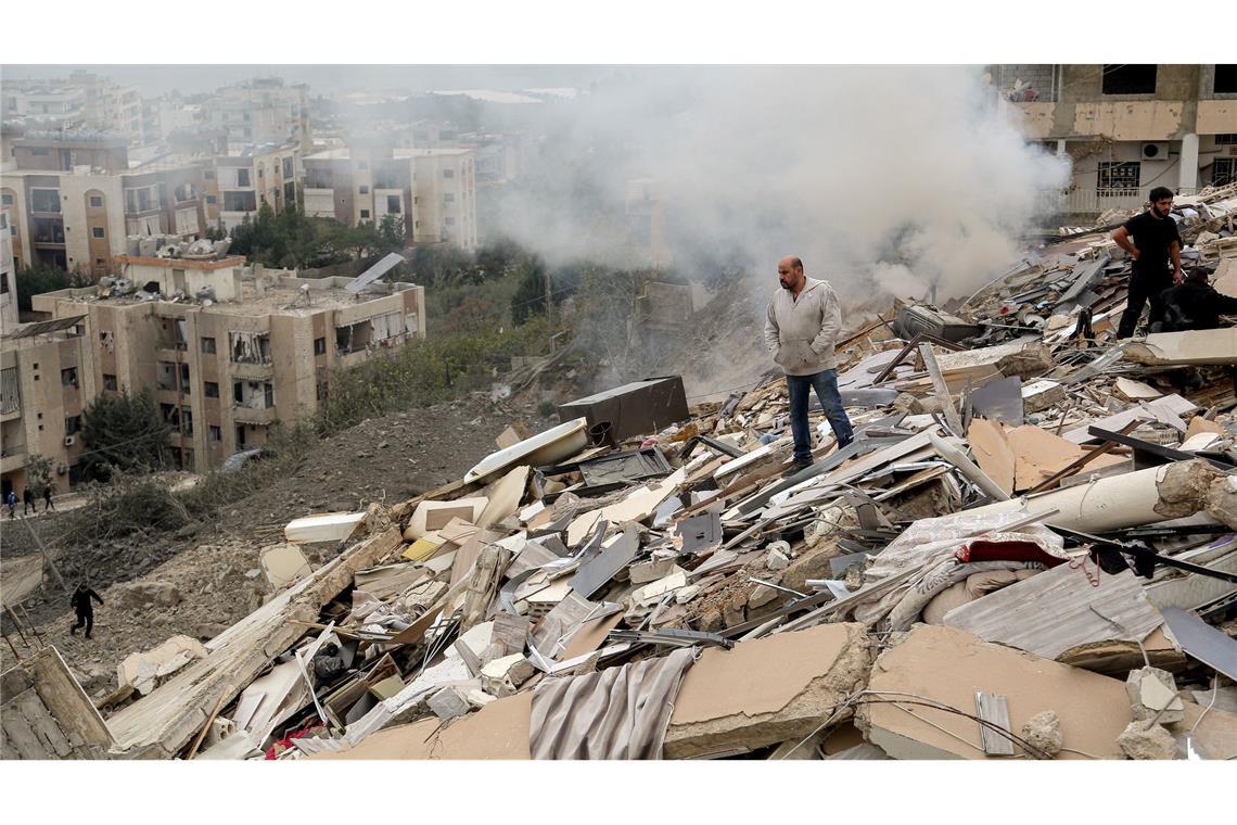 Trümmerfeld: Menschen begutachten die Schäden an einem Gebäude, das bei einem israelischen Luftangriff auf das südlibanesische Dorf Qnarit zerstört wurde.