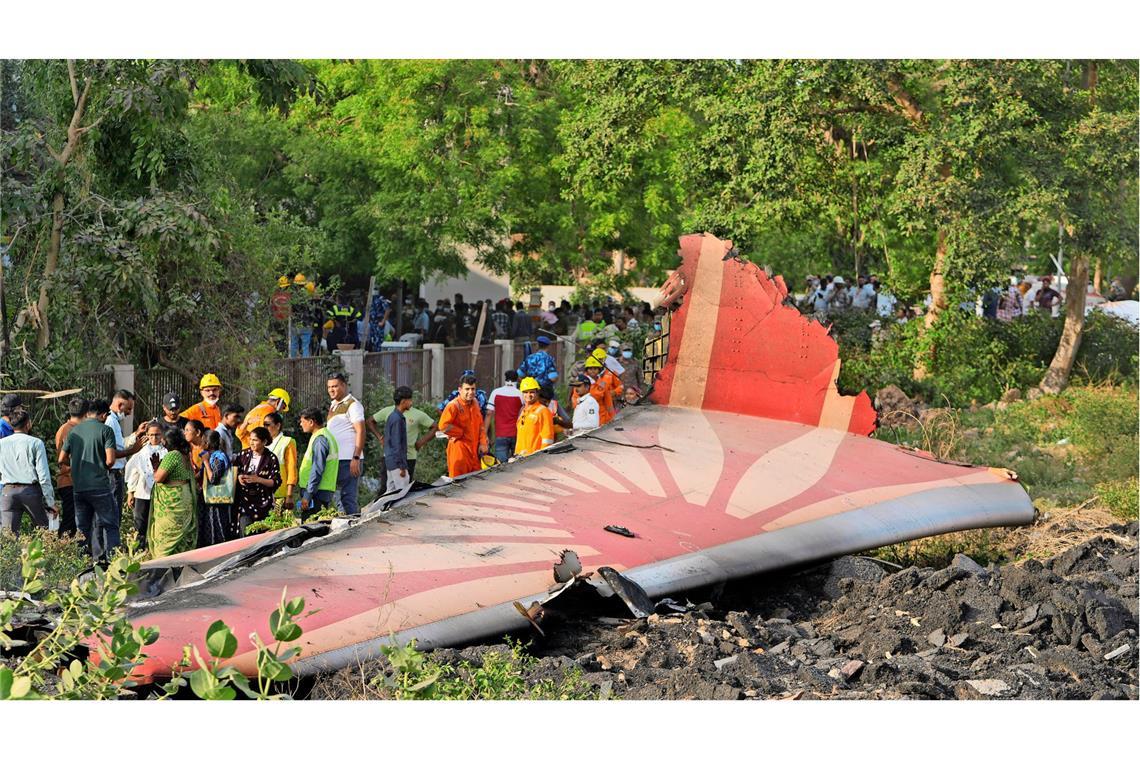 Die schwierige Suche nach der Unglücksursache Trümmerteile der Air-India-Maschine liegen in der Stadt Ahmedabad.